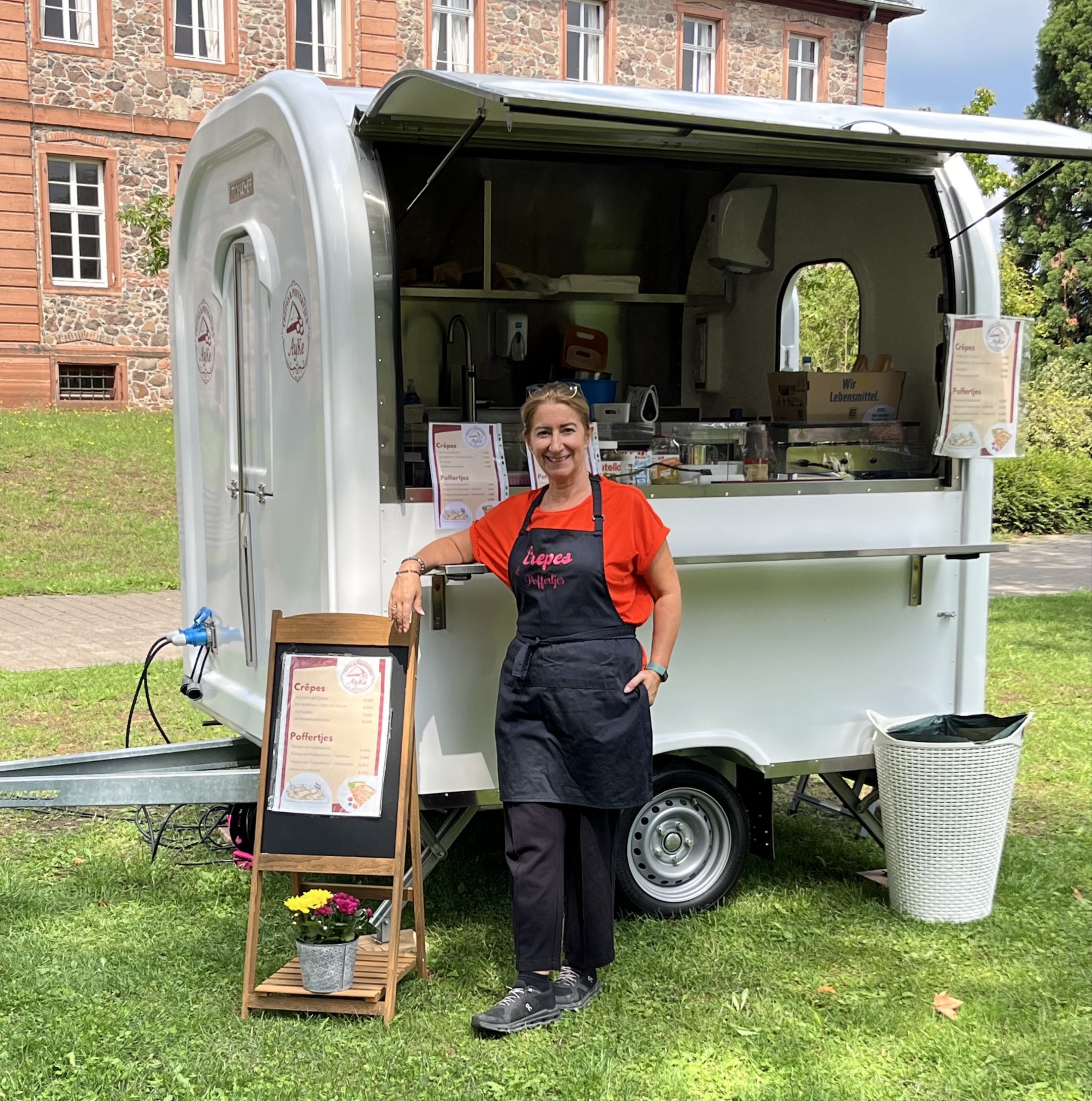 AyKe's Crêpes & Poffertjes! Ay-Ke steht vor ihrem 2 Meter Foodtruck der geparkt auf die ersten Gäste wartet.
